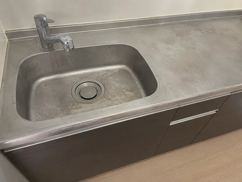 清掃前のキッチンシンク。全体がくすみ水垢が付着している